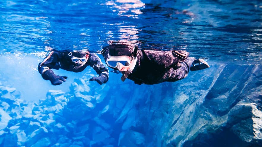 Vivi una delle migliori attività in Islanda per gli amanti dell’adrenalina facendo snorkeling nelle acque cristalline di Silfra.