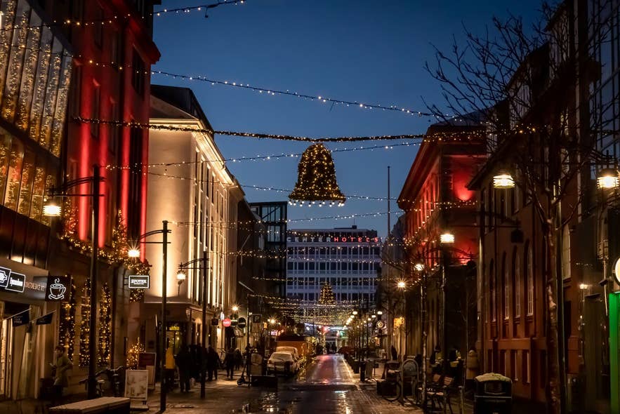 Laugavegur a Reykjavik decorata con luci festive, che cattura il fascino del Natale in Islanda.