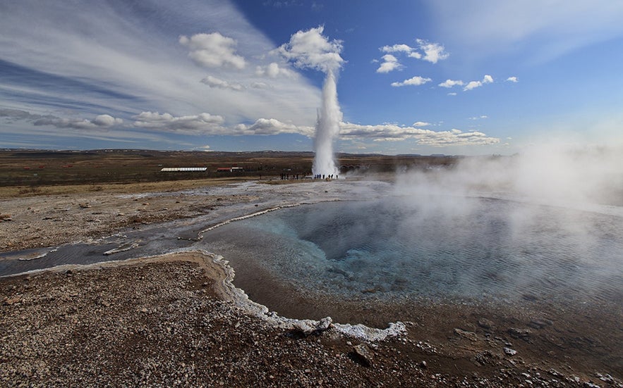 Der Geysir Strokkur bricht aus, ein Anblick, der zum Goldenen Kreis in Island im Herbst gehört