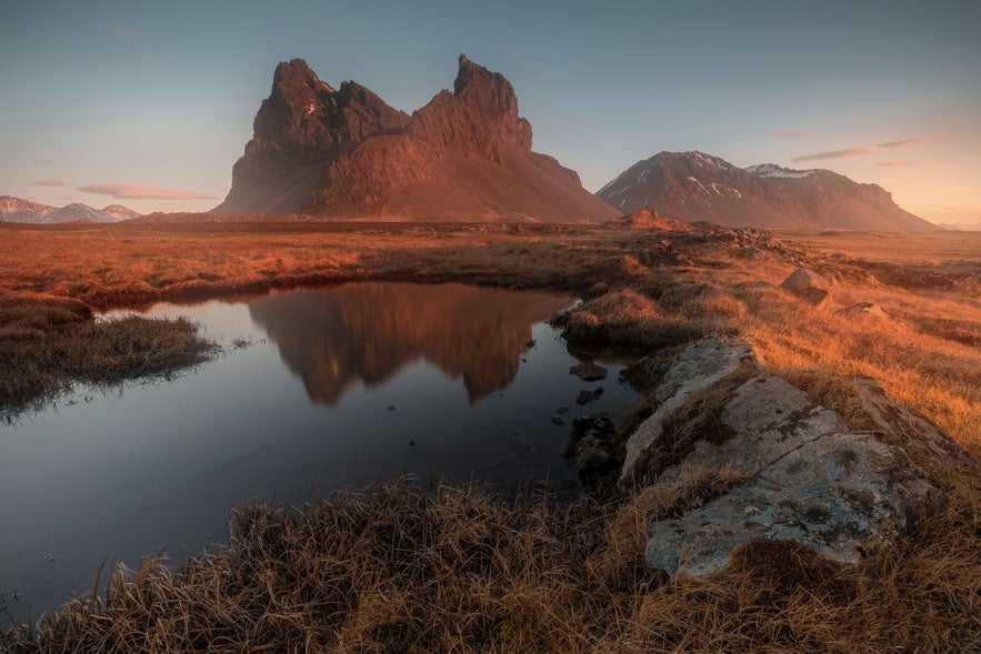 Góra Eystrahorn na Islandii podczas złotej godziny zmierzchu.