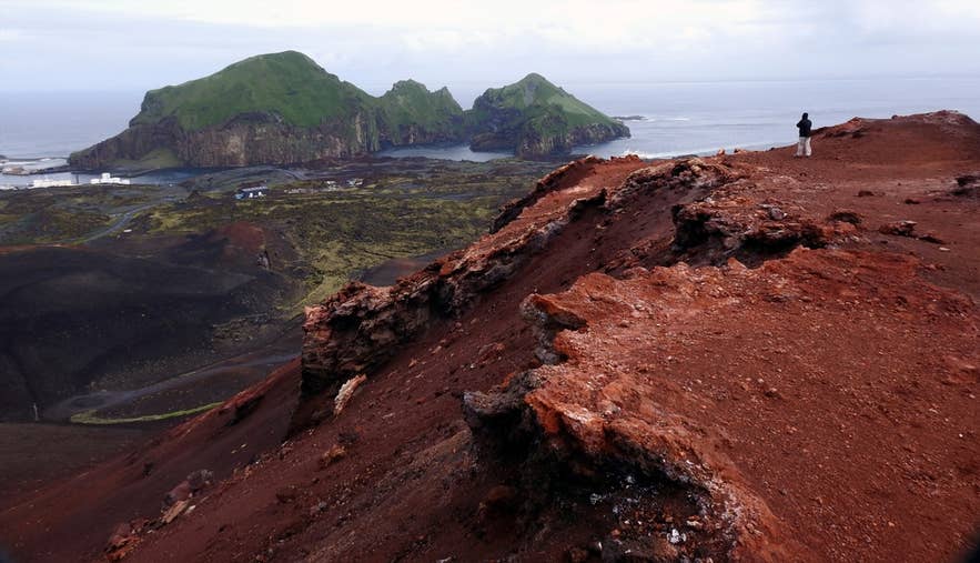冰岛西人岛赫马岛上Eldfell火山脚下的熔岩原。