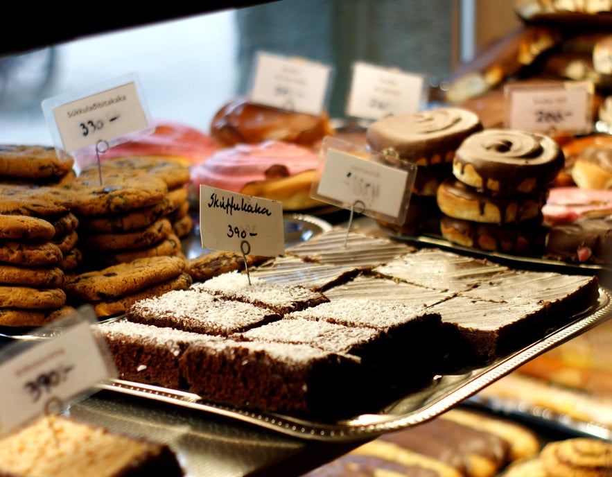 Skuffukaka, Icelandic sheet cake, displayed in a bakery.