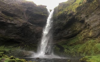 Immergiti nella forza ipnotica della natura, mentre le cascate fanno da sfondo al tour della costa meridionale con una bellezza impressionante.