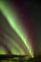 L'aurora boreale brilla nel cielo dell'Islanda.