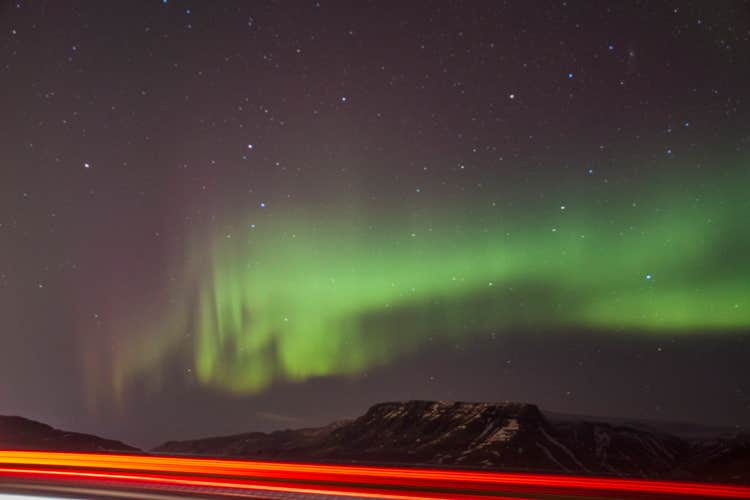 La splendida aurora boreale verde e gialla che danza nel cielo dell'Islanda.