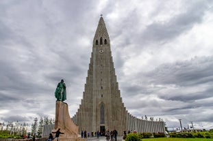 Intraprendi un affascinante tour a piedi per le strade storiche di Reykjavík e ammira la splendida architettura della chiesa Hallgrimskirkja.