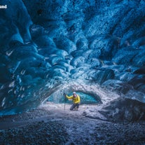 Conquista las profundidades heladas con confianza, pues nuestra estupenda chaqueta de alquiler te mantiene abrigado y protegido mientras exploras las fascinantes cuevas de hielo de Islandia.