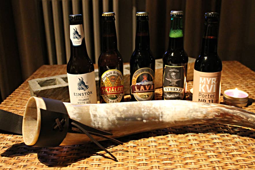 Selectie van IJslandse likeur en sterke drank met Einstok en Lava craft bieren, geserveerd in bars in Reykjavik.