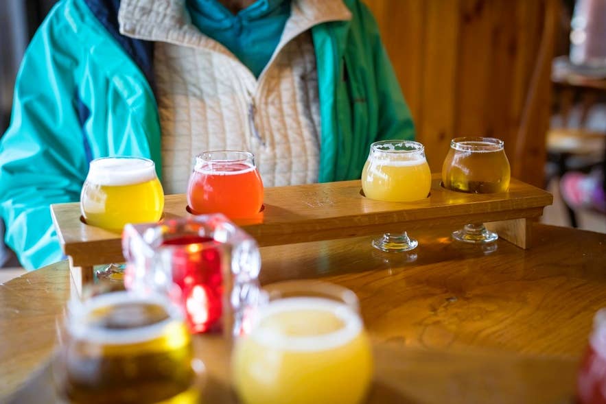 Kleurrijke IJslandse craft beer proeverij in Reykjavik met lokale bieren en unieke smaken van IJslandse likeur en sterke drank.