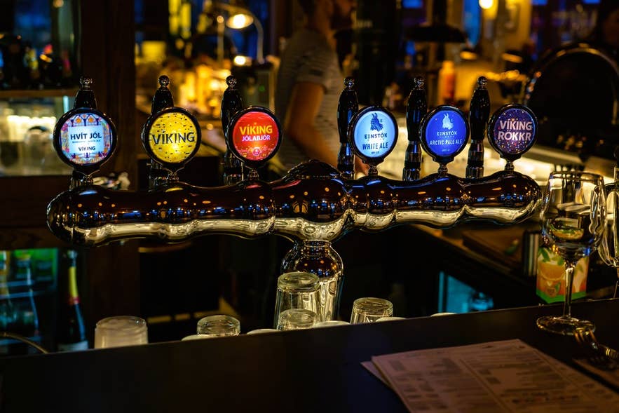 Biertaps in een bar in Reykjavik met Viking, Einstok en andere lokale IJslandse likeur en sterke drank.