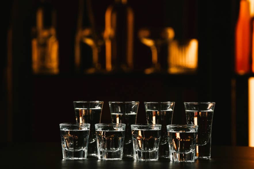 IJslandse likeur en sterke drank in shotglaasjes in een bar in Reykjavik, met lokale dranken uit Akureyri, Seydisfjordur en Vik.
