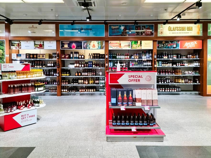 Duty-free winkel in IJsland met een ruime keuze aan IJslandse sterke dranken, waaronder gin, vodka, schnapps en lokale merken.