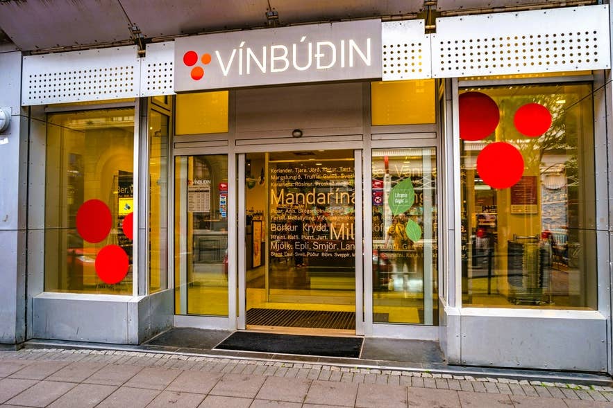 Vinbudin winkel in Reykjavik, de officiële verkoper van IJslandse sterke dranken, met lokale vodka, gin, schnapps en meer.