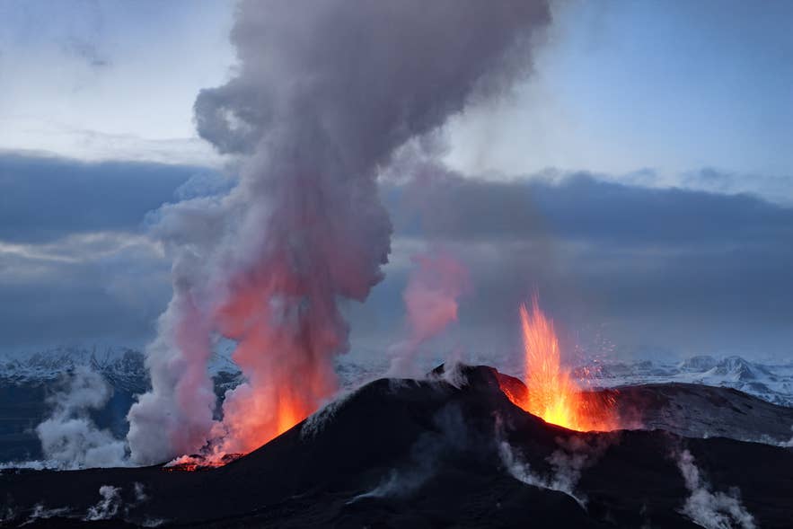 冰岛南部艾雅法拉冰川的火山喷发，冰川映衬着火山灰与熔岩。