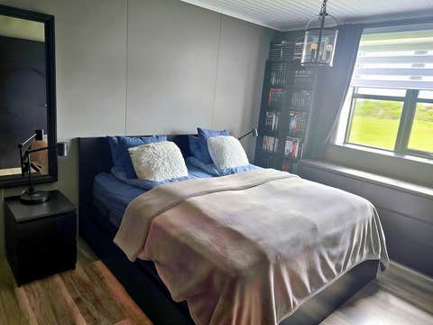 Northern Lights Farmhouse & Private Jacuzzi