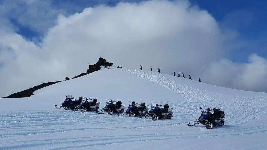 瓦特纳冰川上的雪地摩托探险者。