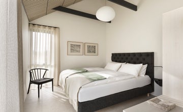 ห้องนอนดีลักซ์ที่ Heidin พร้อมเตียงควีนไซส์ เพดานสูง และหน้าต่างบานใหญ่พร้อมผ้าม่านโปร่ง