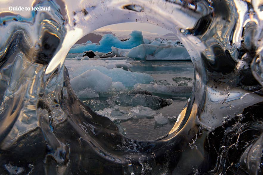 Eisberge in der Gletscherlagune Jökulsarlon, fotografiert durch einen Eiskristall während einer Tour mit einem der bestbewerteten Reiseveranstalter Islands.