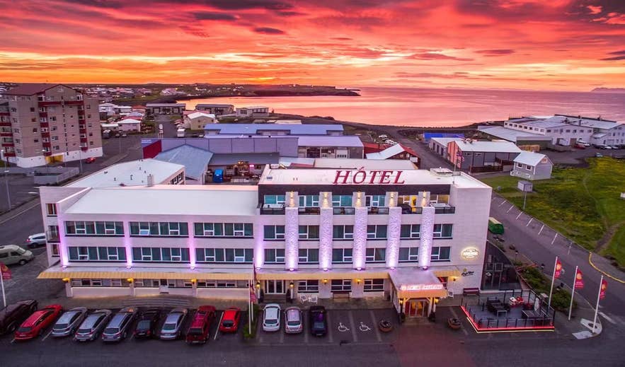 Hotel Keflavik bei Sonnenuntergang nahe dem Hafen auf der Reykjanes-Halbinsel im Südwesten Islands.